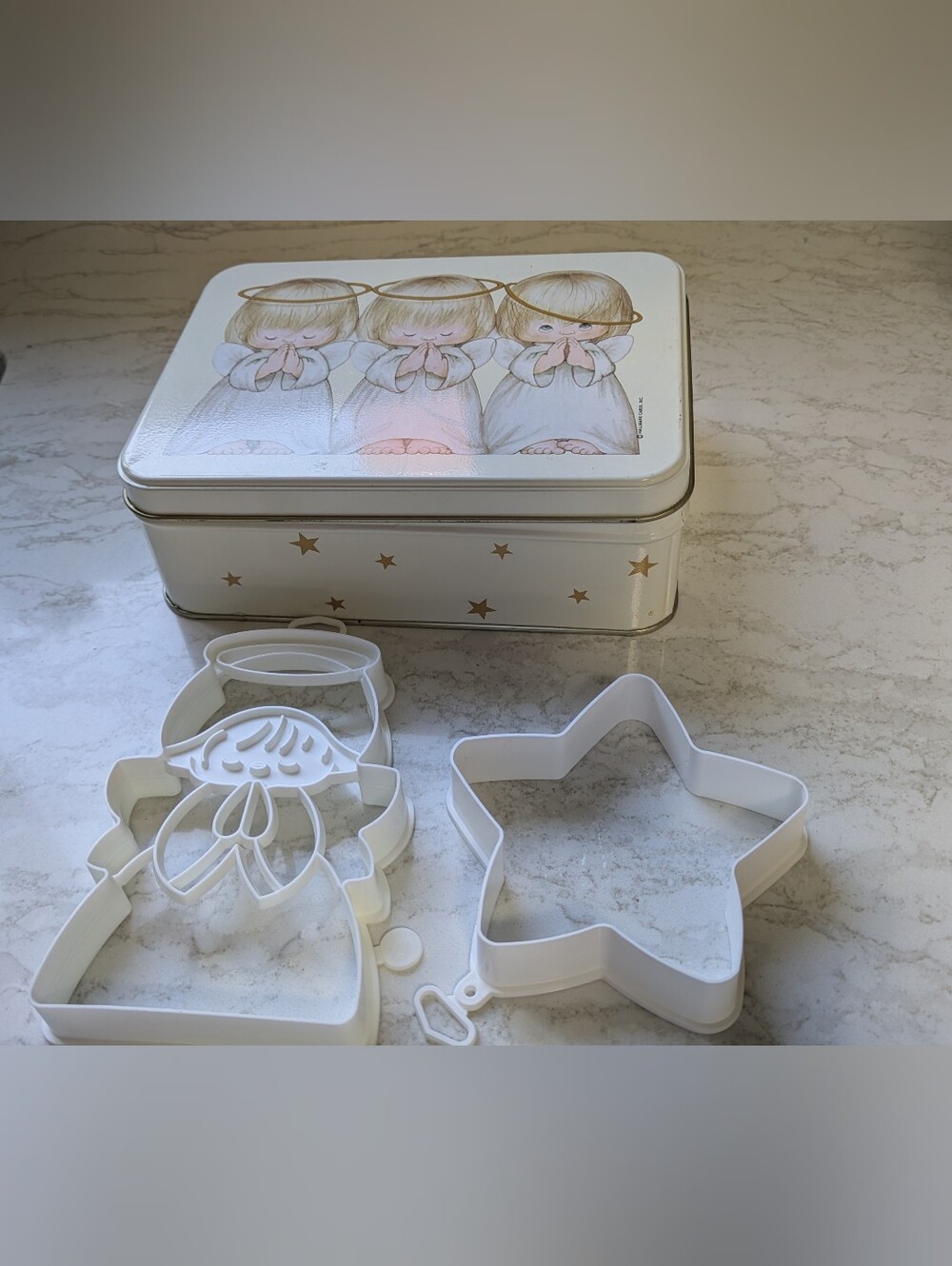Three Angels Christmas Tin With Cookie Cutters And Recipe Card. - Picture 2 of 10